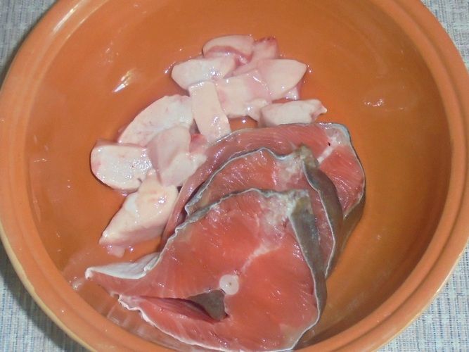 Горбуша, запечена з овочами під апельсинами