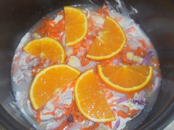 Горбуша, запечена з овочами під апельсинами