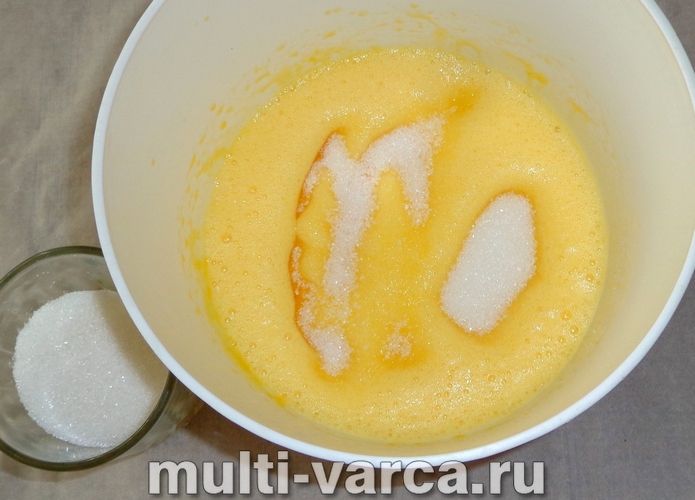 Яблучна шарлотка на кефірі в мультиварці
