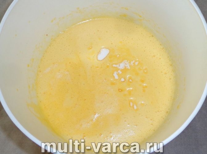 Яблучна шарлотка на кефірі в мультиварці