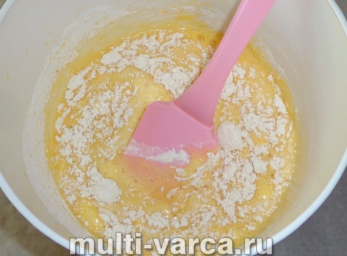 Яблучна шарлотка на кефірі в мультиварці
