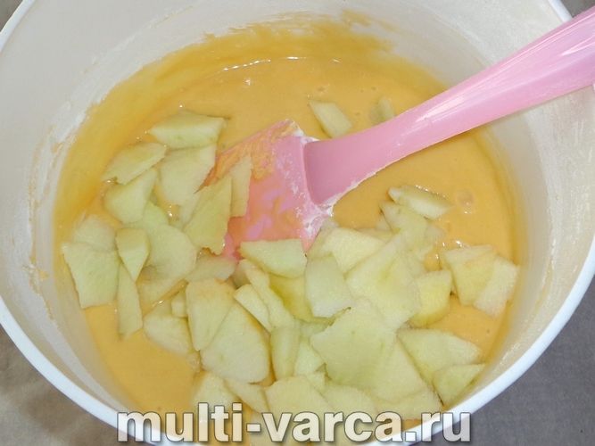 Яблучна шарлотка на кефірі в мультиварці