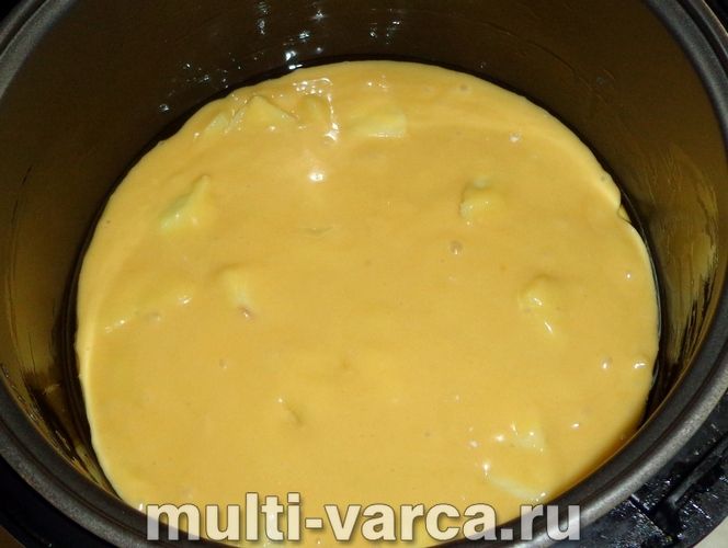 Яблучна шарлотка на кефірі в мультиварці