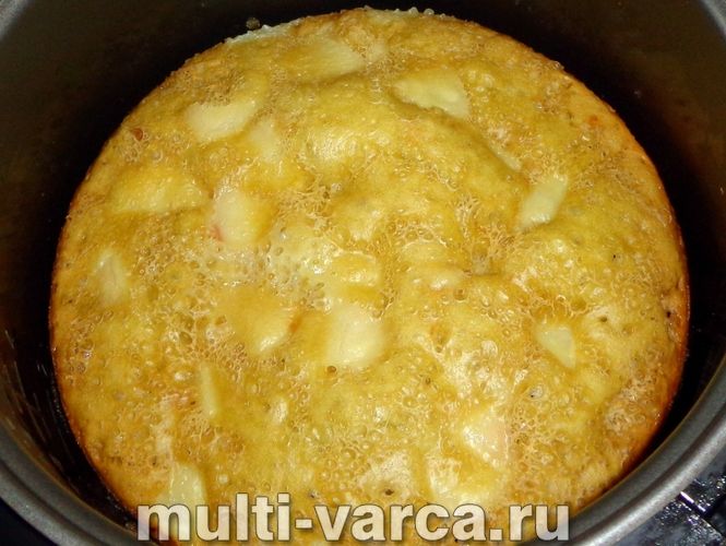 Яблучна шарлотка на кефірі в мультиварці