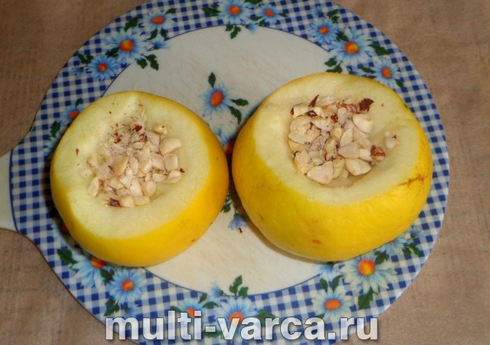 Яблука з горіхами в мультиварці