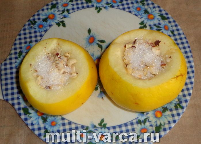 Яблука з горіхами в мультиварці
