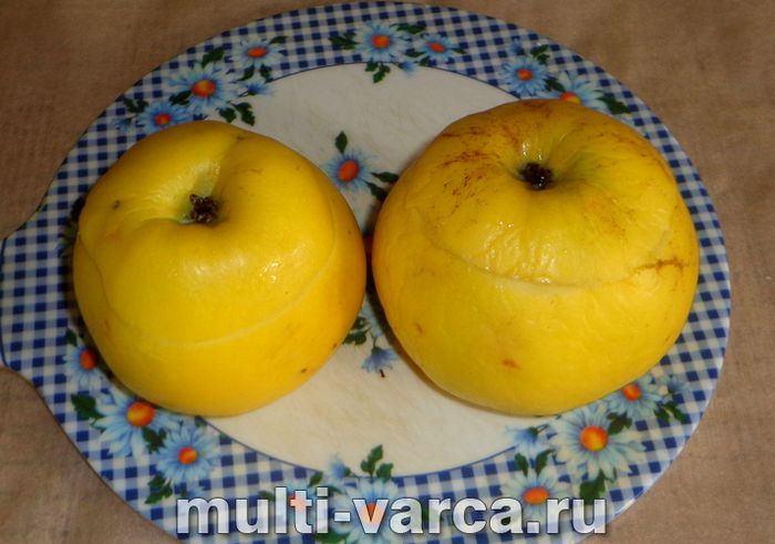 Яблука з горіхами в мультиварці