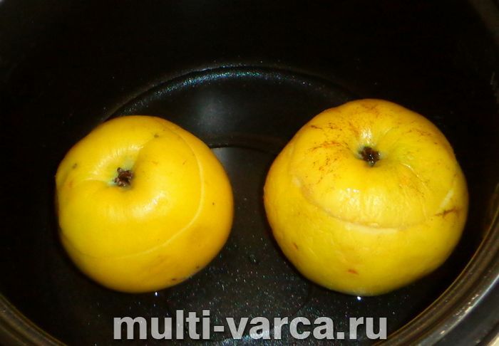 Яблука з горіхами в мультиварці