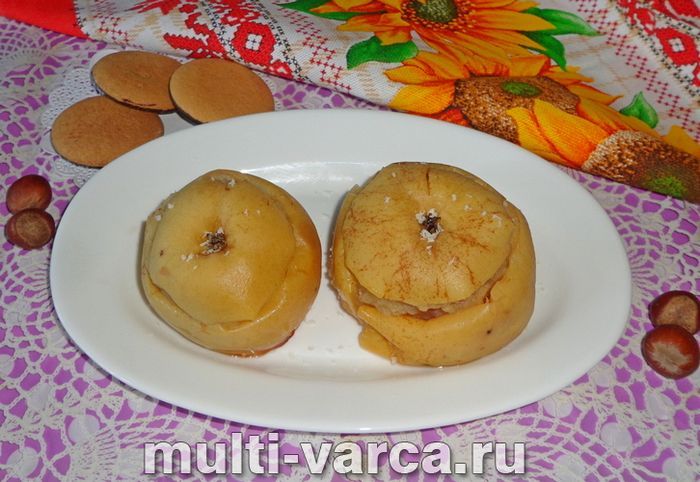 Яблука з горіхами в мультиварці