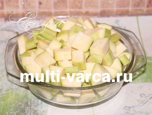Яловичина з квасолею та кабачками в мультиварці