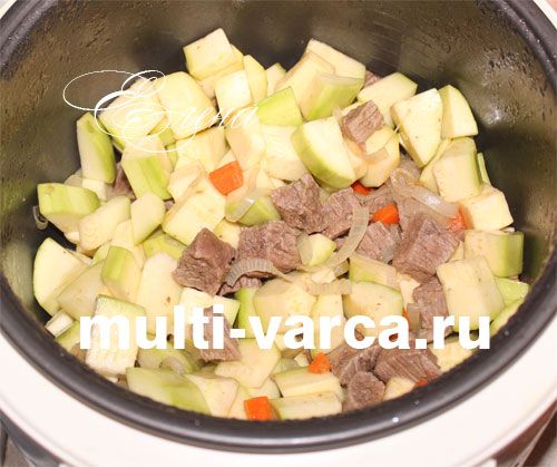 Яловичина з квасолею та кабачками в мультиварці