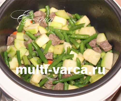 Яловичина з квасолею та кабачками в мультиварці
