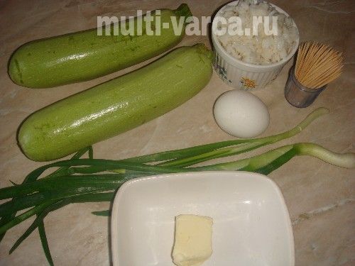 Кабачки, фаршировані рисом, зеленою цибулею та яйцем запечені в мультиварці