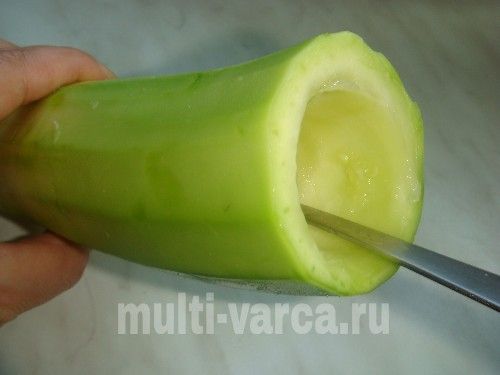 Кабачки, фаршировані рисом, зеленою цибулею та яйцем запечені в мультиварці