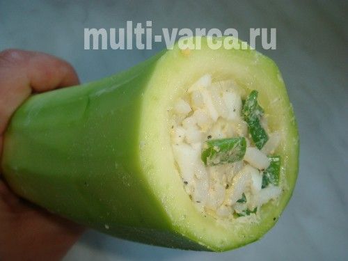 Кабачки, фаршировані рисом, зеленою цибулею та яйцем запечені в мультиварці