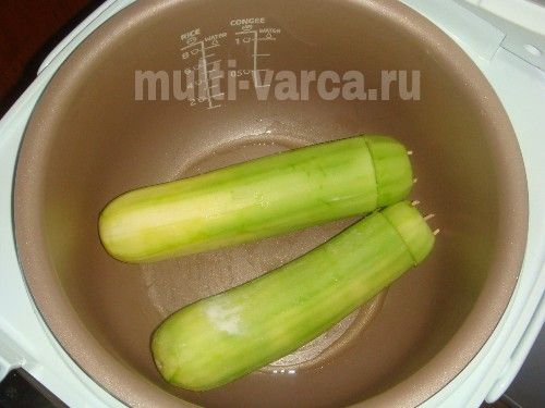 Кабачки, фаршировані рисом, зеленою цибулею та яйцем запечені в мультиварці