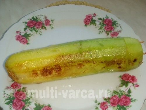 Кабачки, фаршировані рисом, зеленою цибулею та яйцем запечені в мультиварці