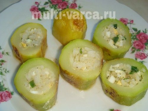 Кабачки, фаршировані рисом, зеленою цибулею та яйцем запечені в мультиварці