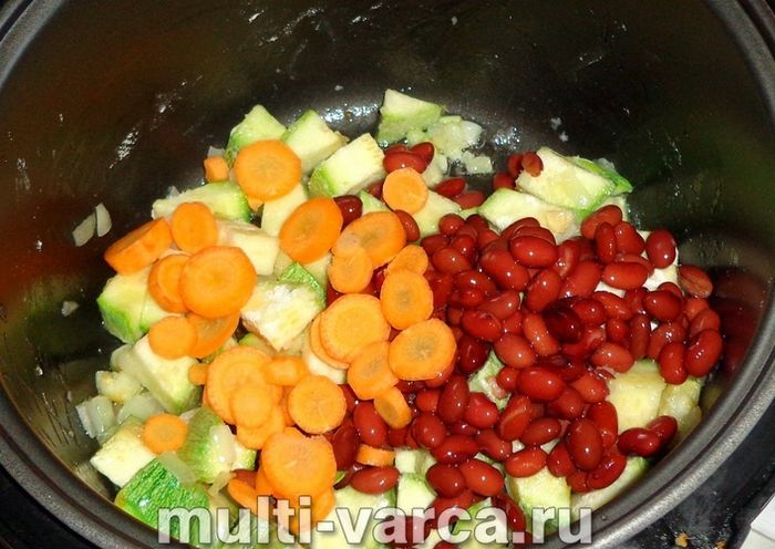 Кабачки тушковані з квасолею в мультиварці