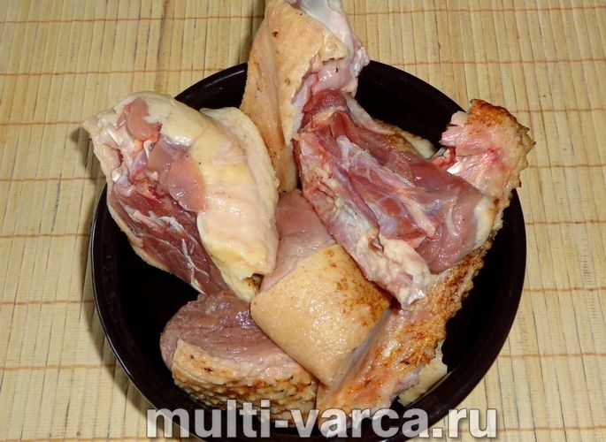 Качка з чорносливом у мультиварці