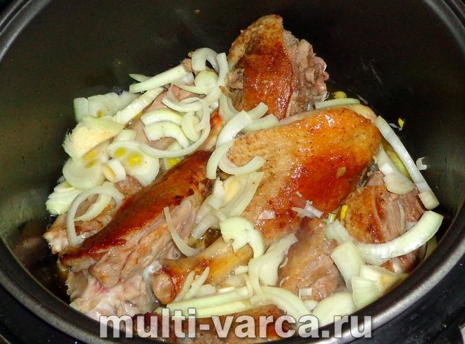 Качка з чорносливом у мультиварці