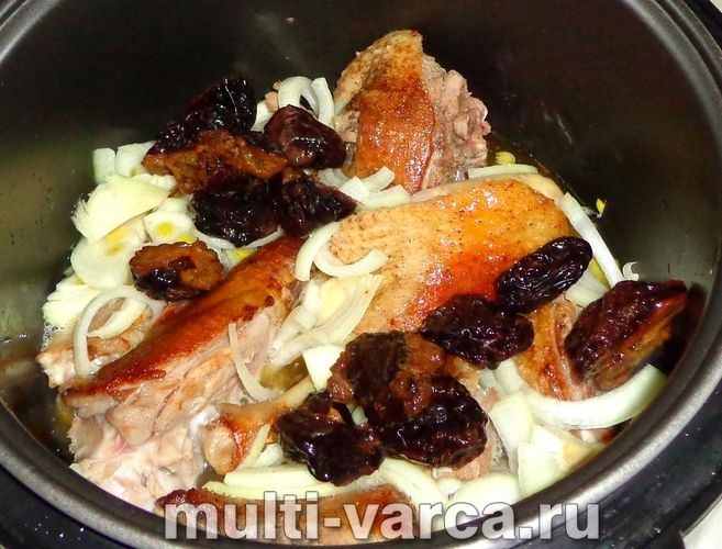 Качка з чорносливом у мультиварці