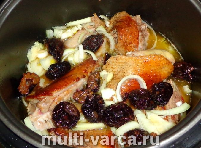 Качка з чорносливом у мультиварці