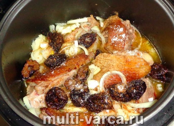 Качка з чорносливом у мультиварці