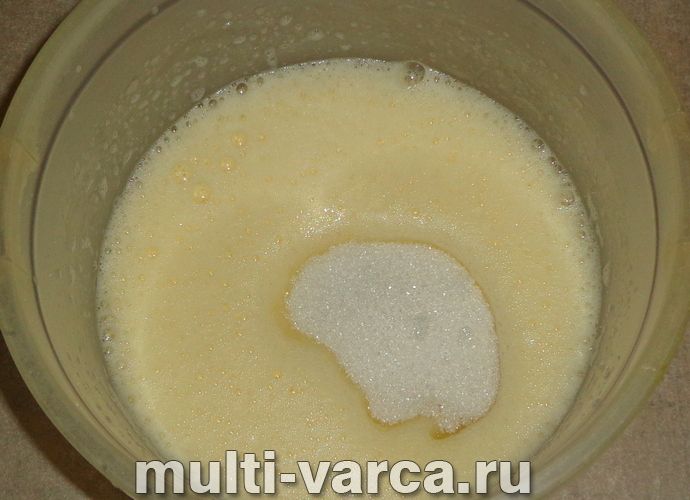 Кекс із яблуками в мультиварці