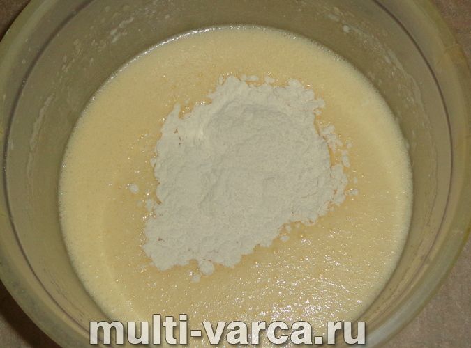 Кекс із яблуками в мультиварці