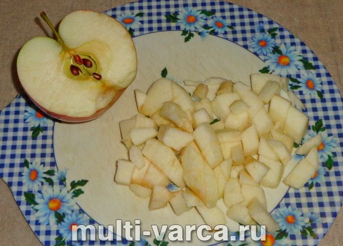 Кекс із яблуками в мультиварці