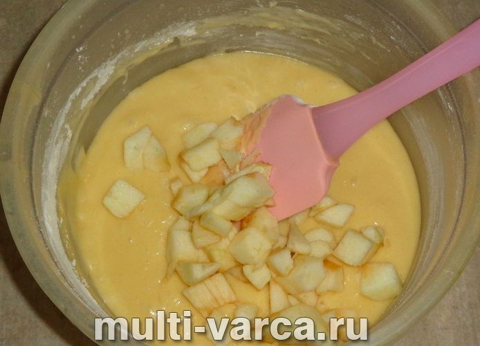 Кекс із яблуками в мультиварці