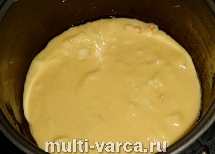 Кекс із яблуками в мультиварці