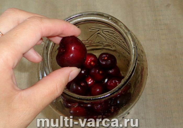 Компот із черешні з лимоном на зиму