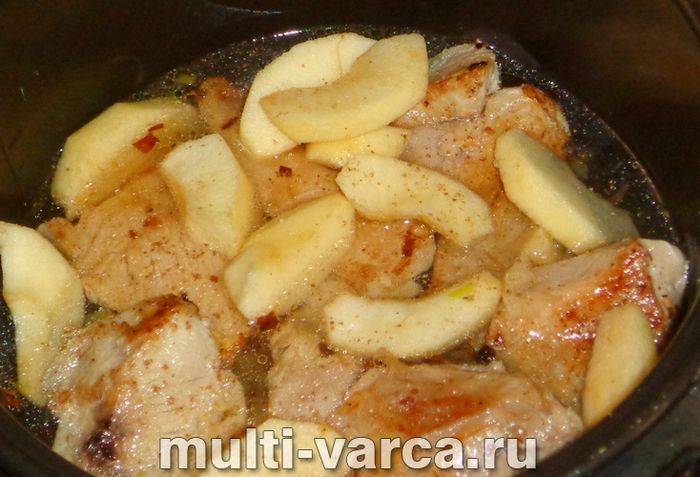 Кролик із яблуками