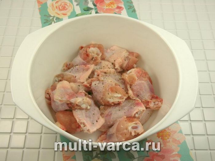 Курячі плечики з капустою в рукаві