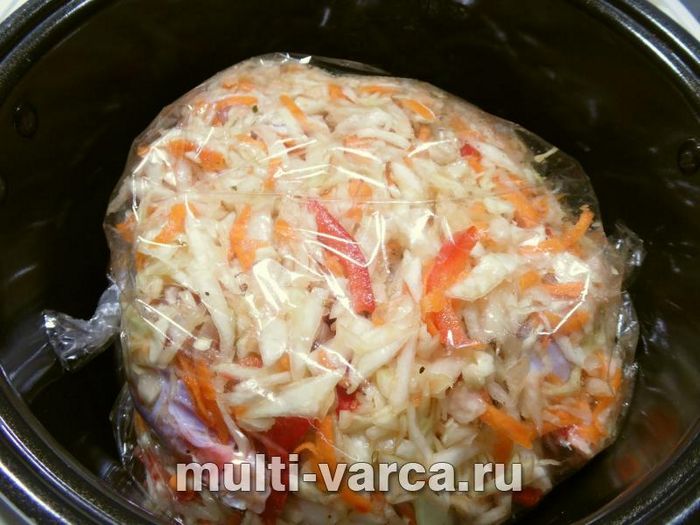 Курячі плечики з капустою в рукаві