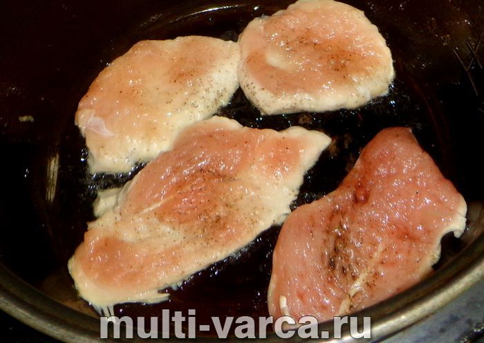 Курячі відбивні з сиром у мультиварці