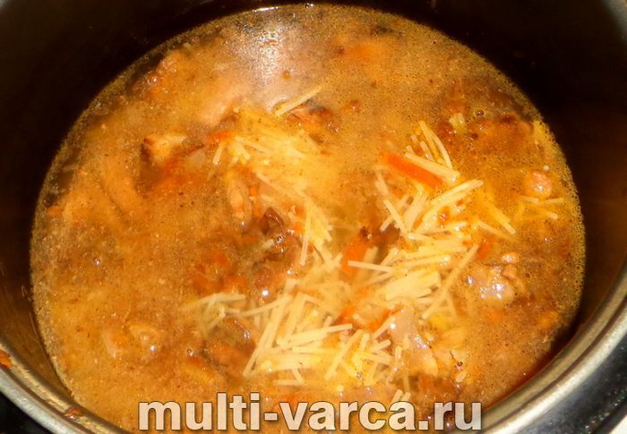 Курка з вермішеллю в мультиварці