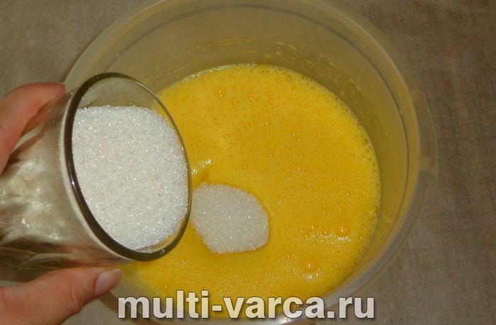 Лимонний кекс із полуницею в мультиварці