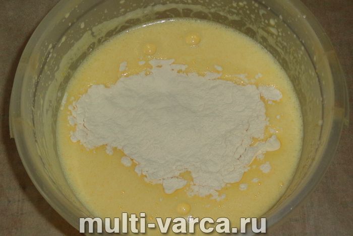 Лимонний кекс із полуницею в мультиварці