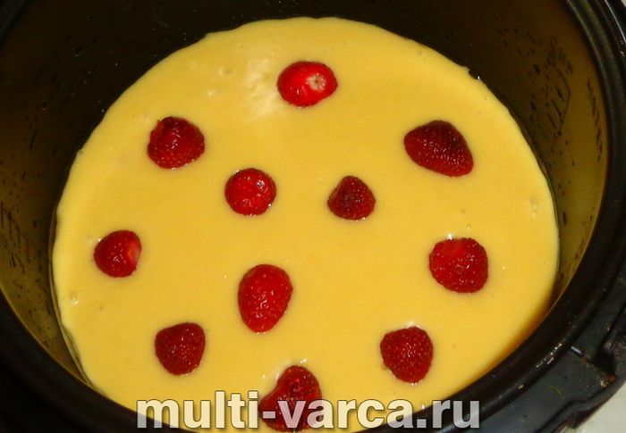 Лимонний кекс із полуницею в мультиварці