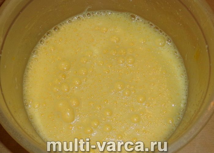Лінива шарлотка з яблуками в мультиварці