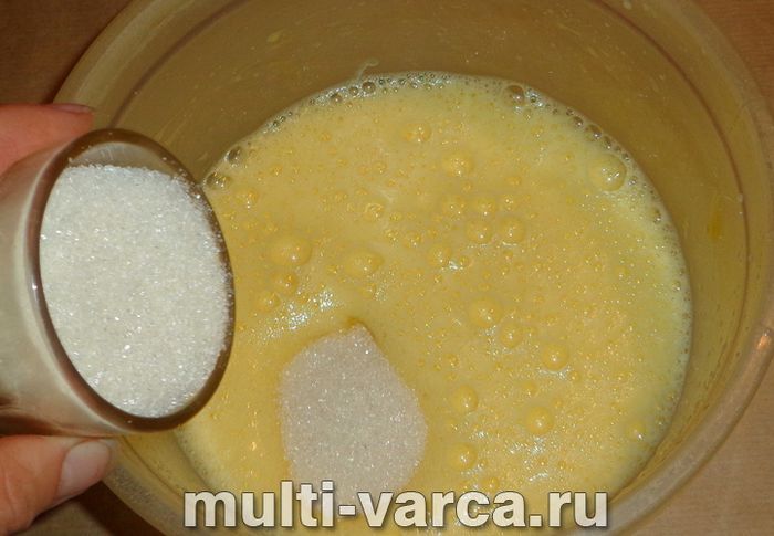 Лінива шарлотка з яблуками в мультиварці