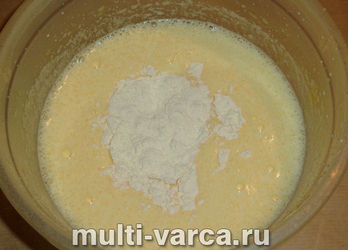 Лінива шарлотка з яблуками в мультиварці