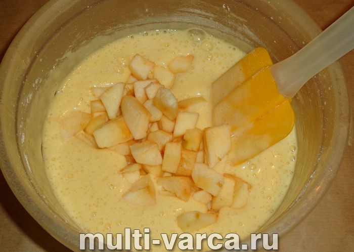 Лінива шарлотка з яблуками в мультиварці