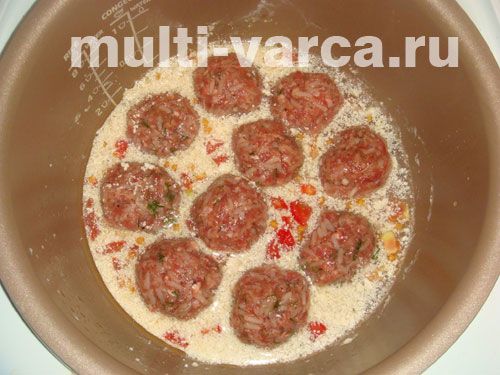 М'ясні тефтелі із зеленню і томатами в мультиварці
