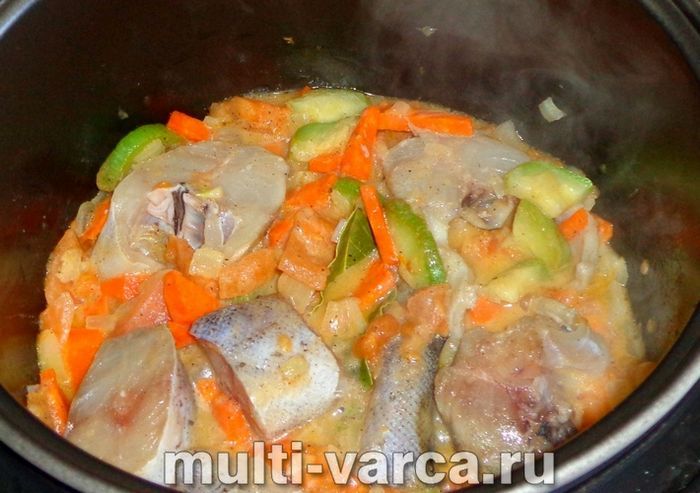 Минтай з овочами в мультиварці