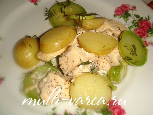 Молода картопля з куркою та овочами в мультиварці