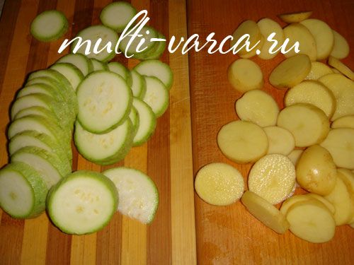 Молода картопля з куркою та овочами в мультиварці